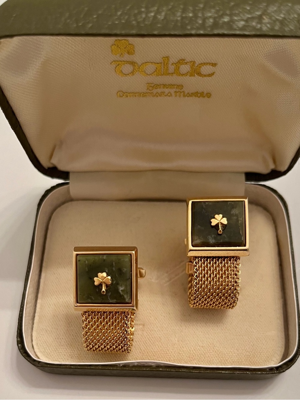 Vintage Baltic Shamrock Connemara Marble Gold-Tone Meshed Cufflinks w/ Case